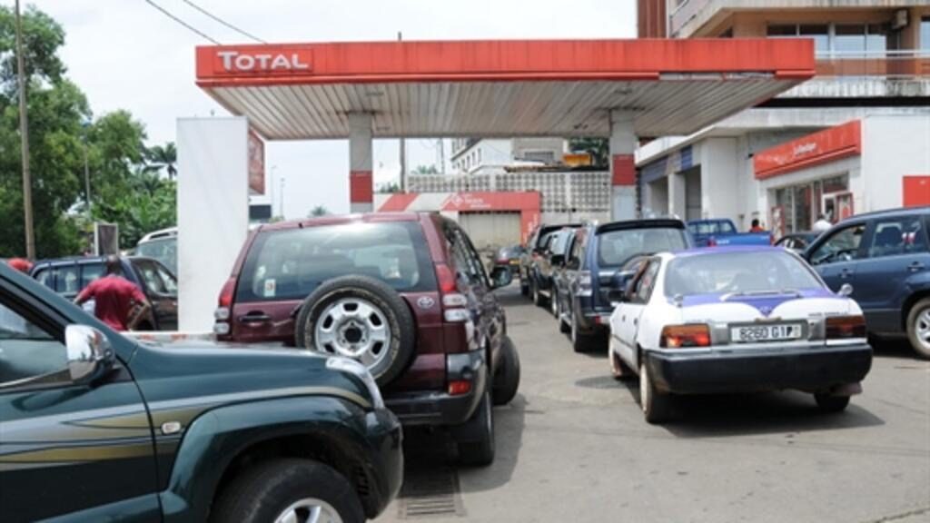 Pénurie de carburant au Gabon : des stations prises d’assaut, les taxis augmentent leurs tarifs.